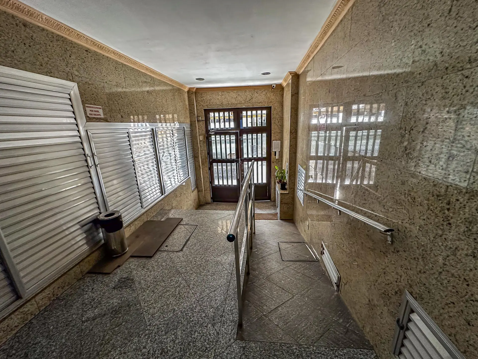 Furnished studio with 1 bedroom and 1 bathroom, gas stove — photo 16