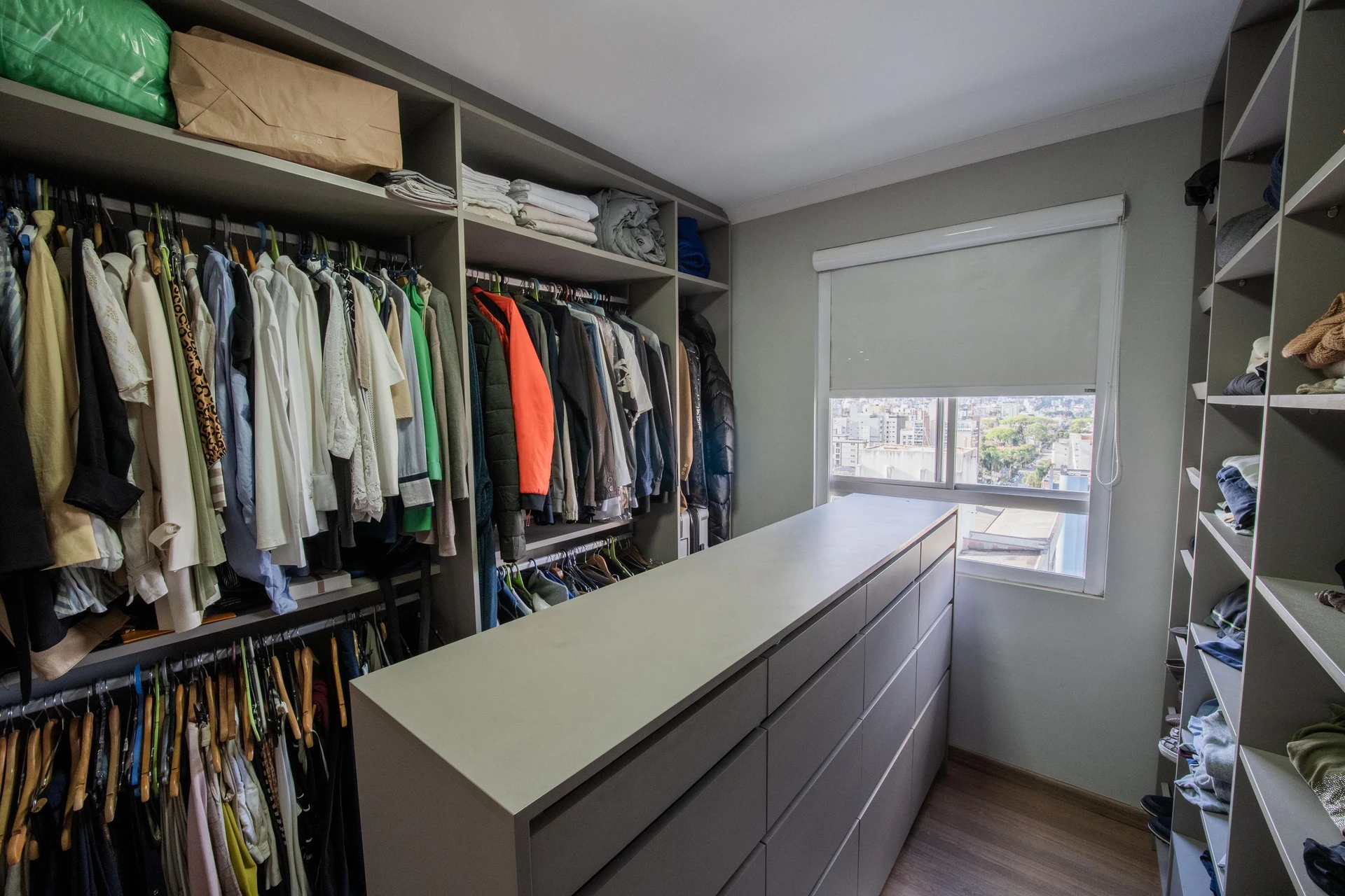 Walk-in closet in a 2-bedroom apartment, 91 m² — photo 35