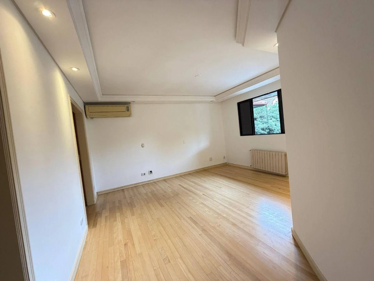 4-bedroom house with a bathtub — photo 26