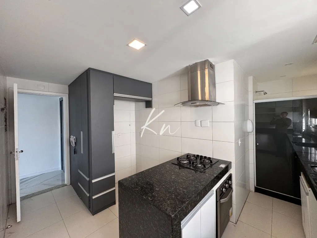 210 m² unfurnished apartment with 3 bedrooms and 5 baths — photo 17