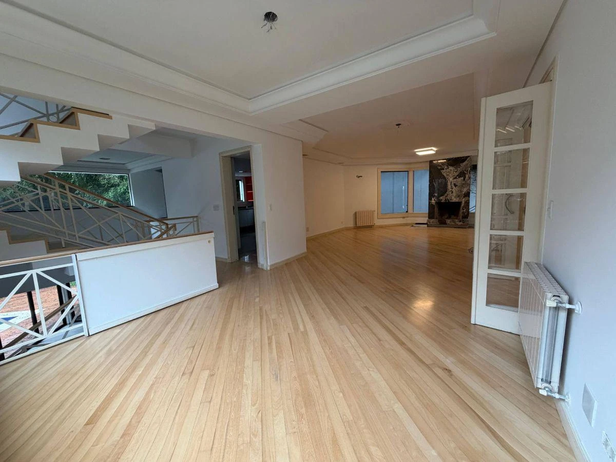 4-bedroom house with a bathtub — photo 16