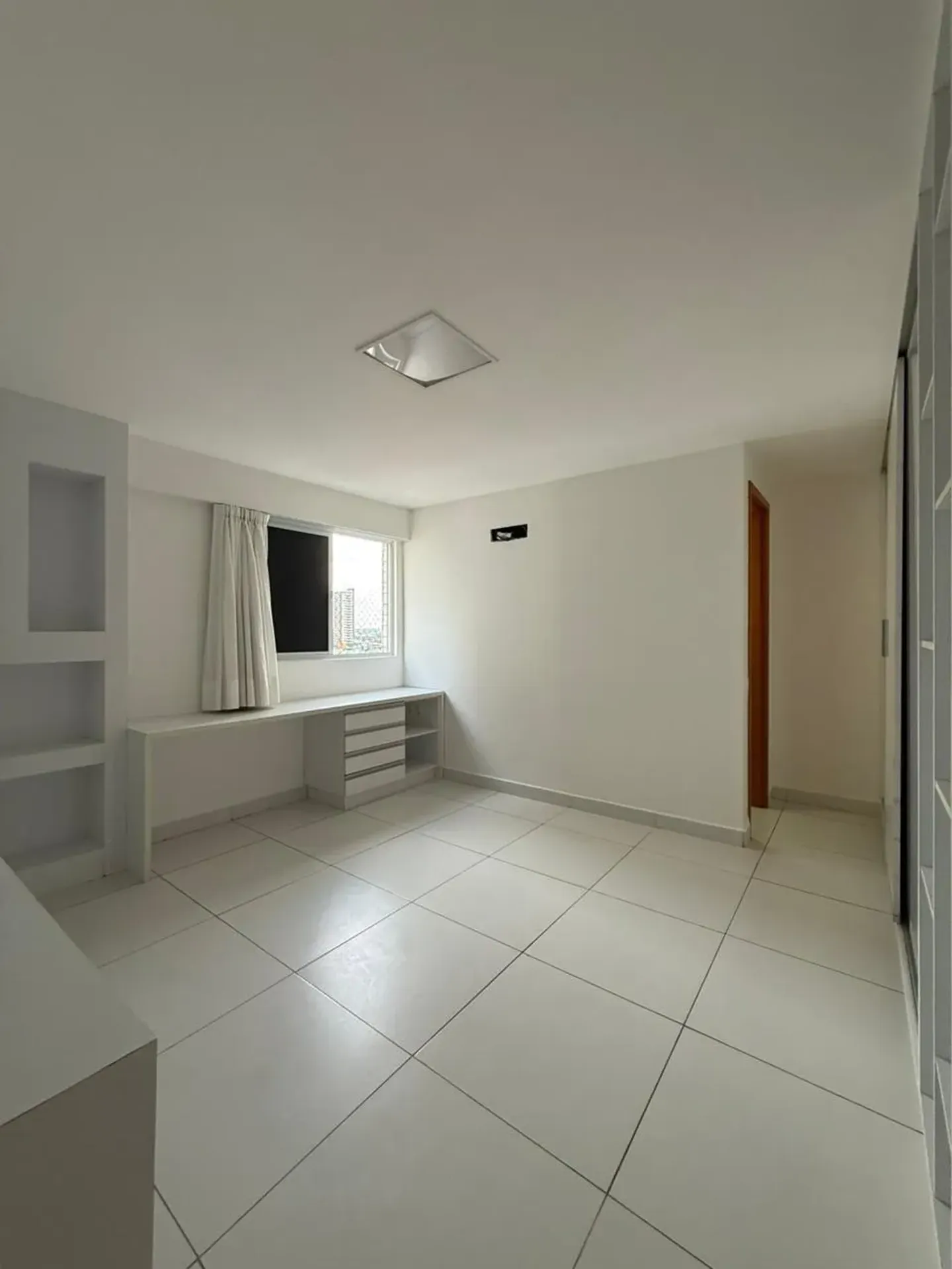 4-bedroom apartment with a glass-enclosed balcony — photo 12