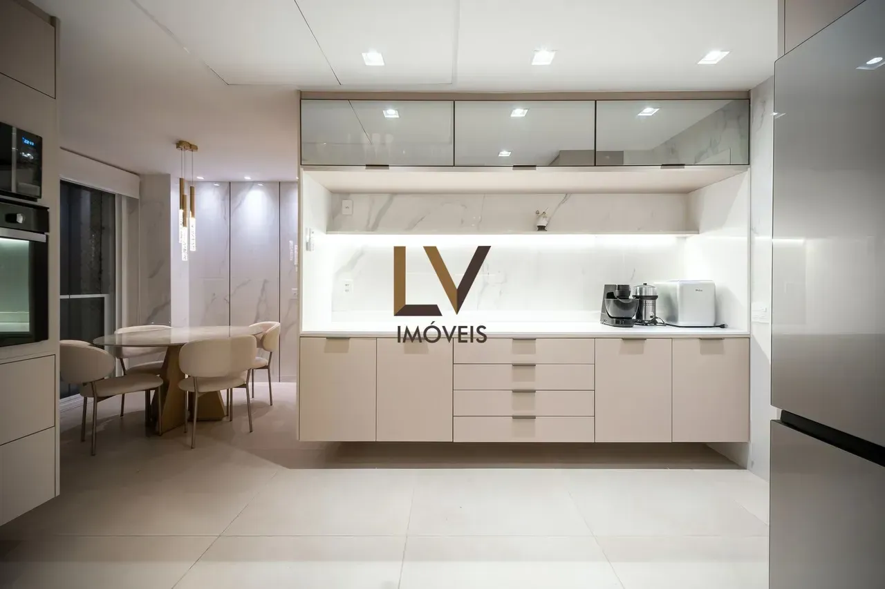 Furnished 4-bedroom apartment with open-plan kitchen