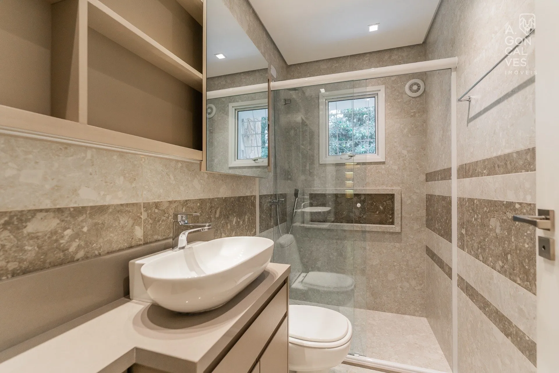 House with 4 bedrooms and 5 bathrooms, 5 parking spots — photo 35
