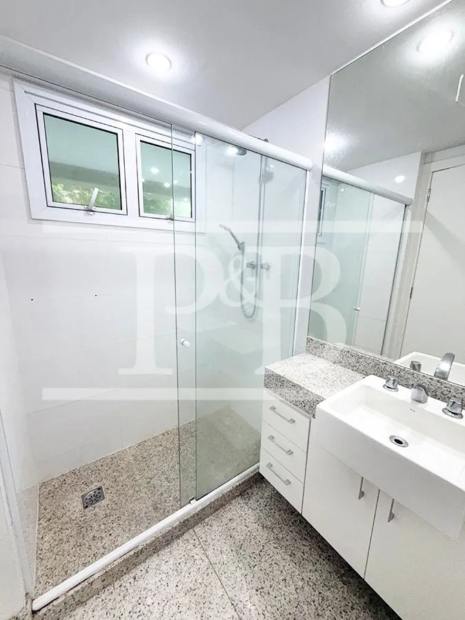 4-bedroom 300 m² apartment with a balcony — photo 28
