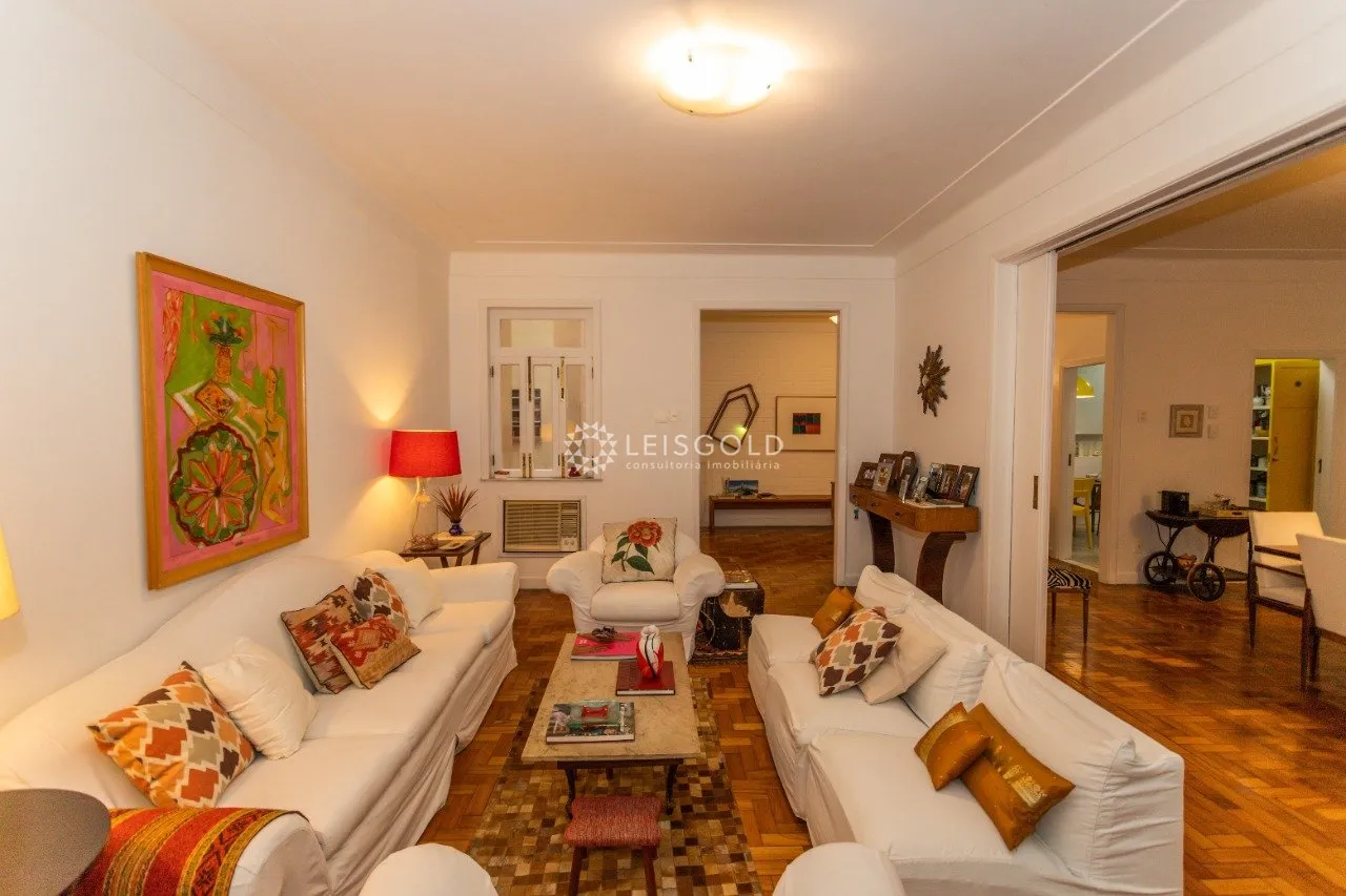 Home office in a 4-bedroom apartment, 220 m²