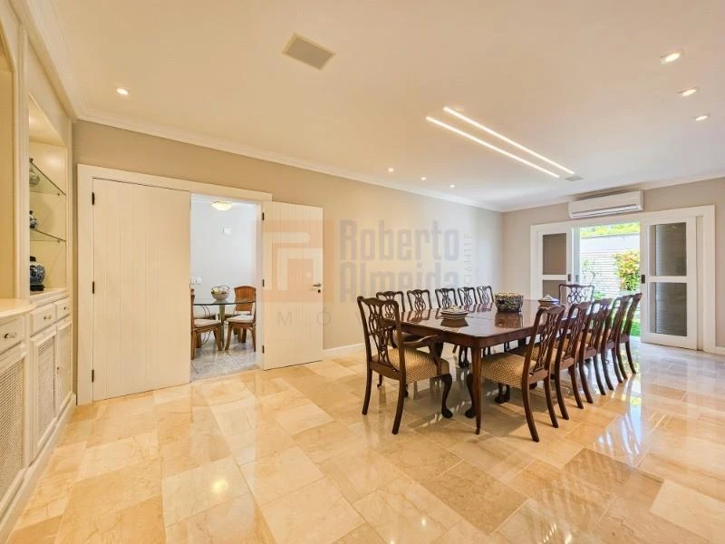 832 m² house with 6 bedrooms and an open-plan kitchen — photo 47