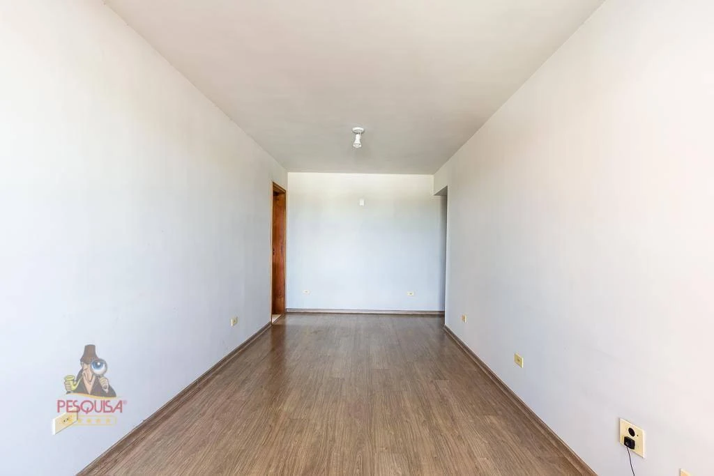 2-bedroom apartment with wood or laminate floors in Curitiba — photo 8