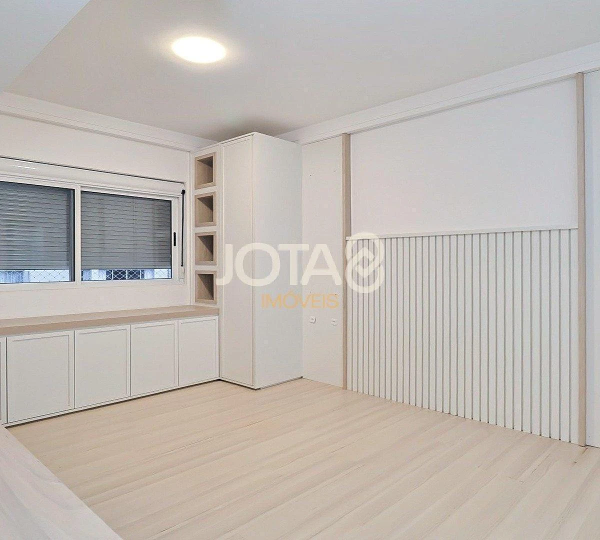 2-bedroom apartment with a glass-enclosed balcony — photo 13