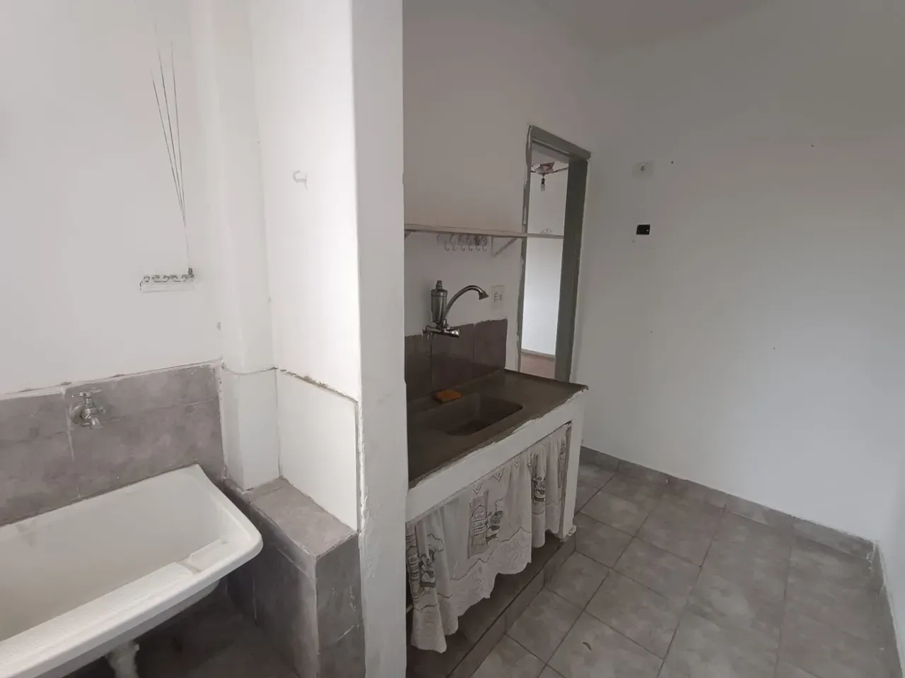 One-bedroom apartment with wood or laminate floors — photo 2