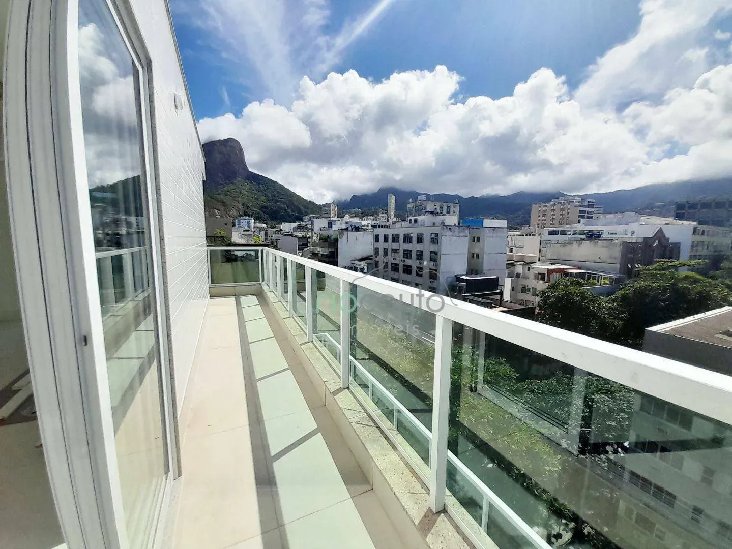 Apartment with 4 bedrooms and a balcony — photo 49