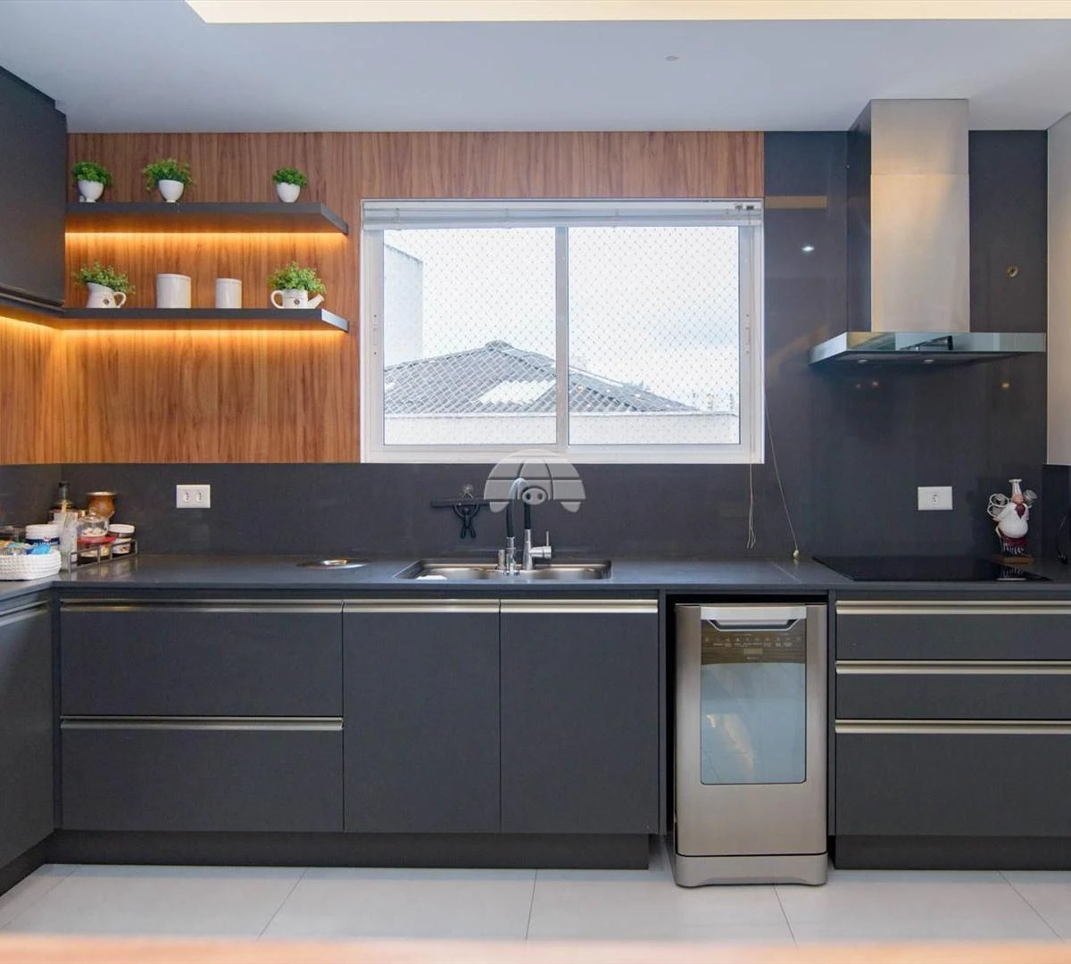Furnished 3 en-suite apartment with open-plan kitchen — photo 10