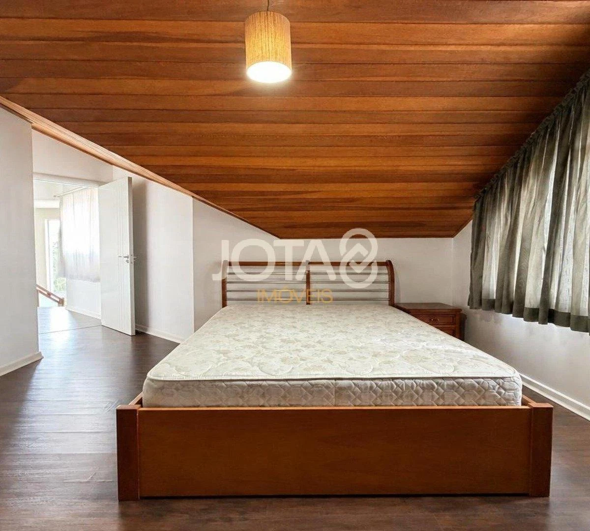 4-bedroom house with a glass-enclosed balcony in Curitiba — photo 24
