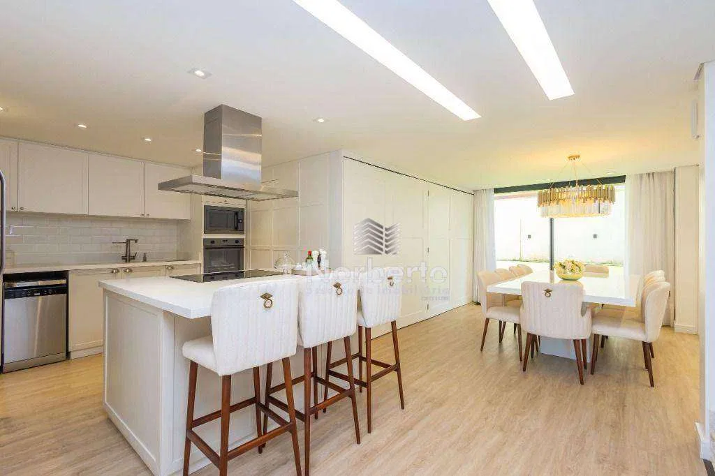 3-bedroom house with a bathtub in Curitiba — photo 2