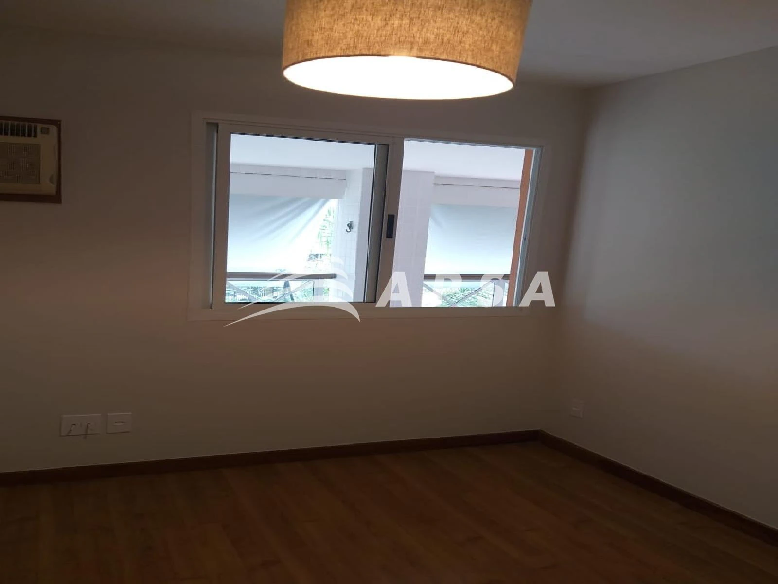 Furnished apartment, 99 m², with a glass-enclosed balcony — photo 4