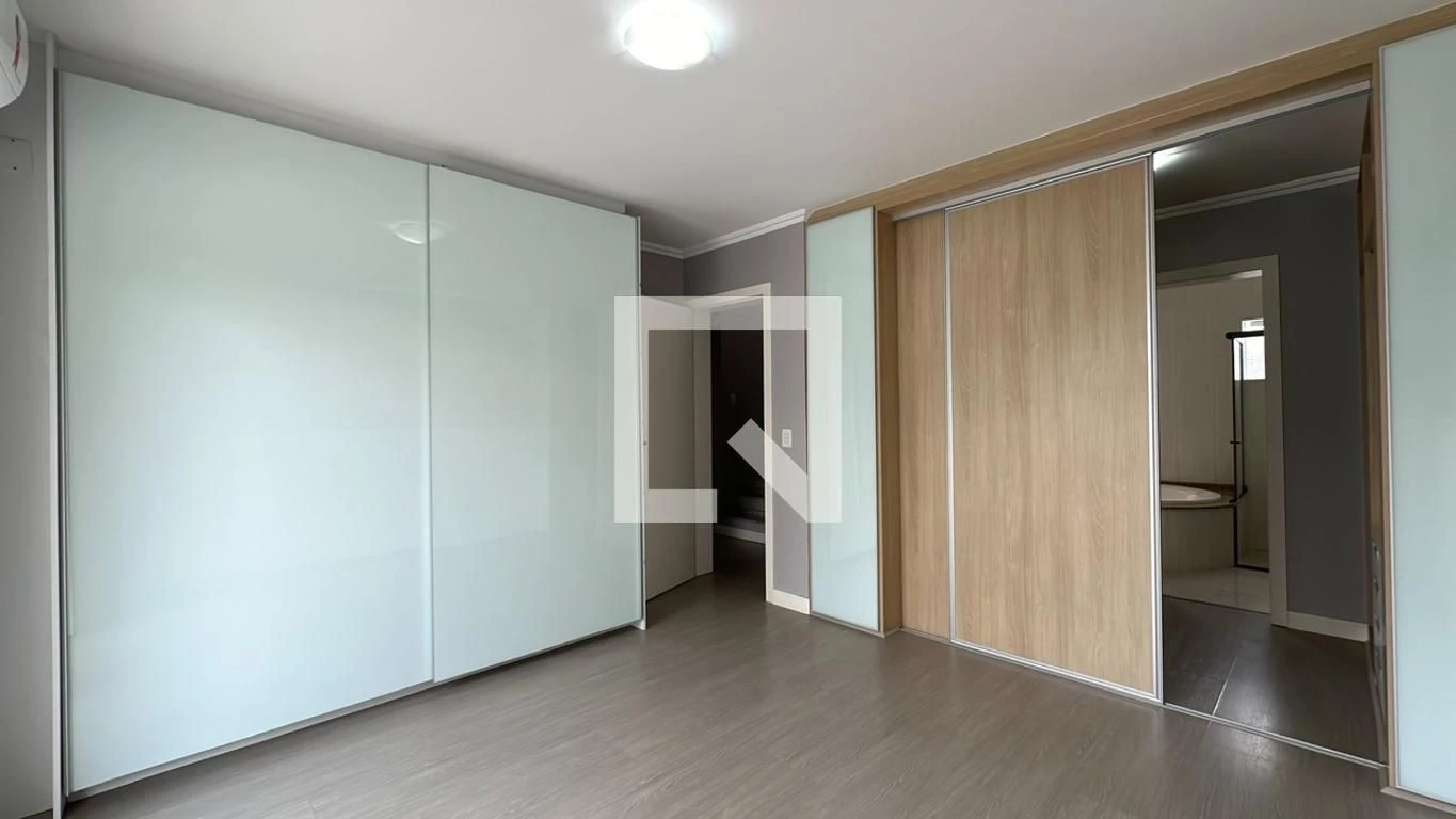 3-bedroom house with a glass-enclosed balcony in Curitiba — photo 31