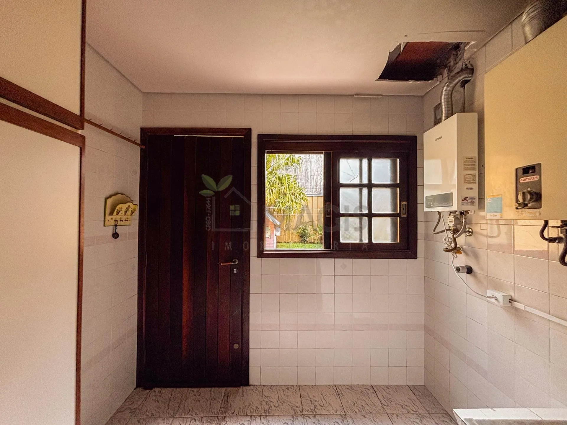 House with 5 bedrooms and 13 parking spaces across 2 floors — photo 46