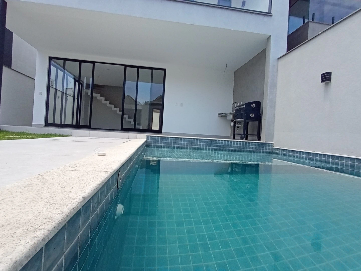 Condo house with open-plan kitchen and 3 en-suites — photo 3