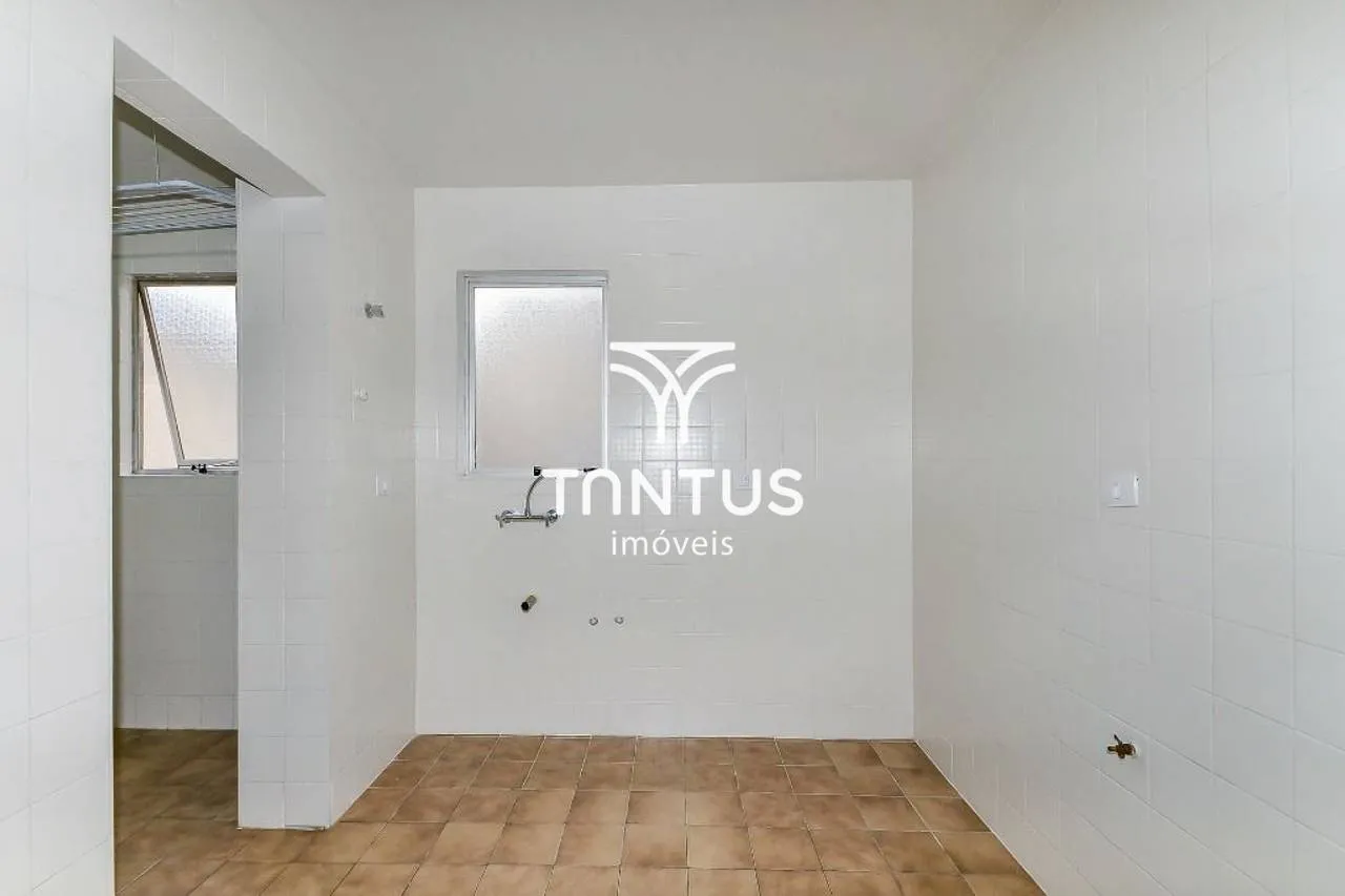 Wood or laminate floors in a 3-bedroom apartment, 80 m² — photo 16