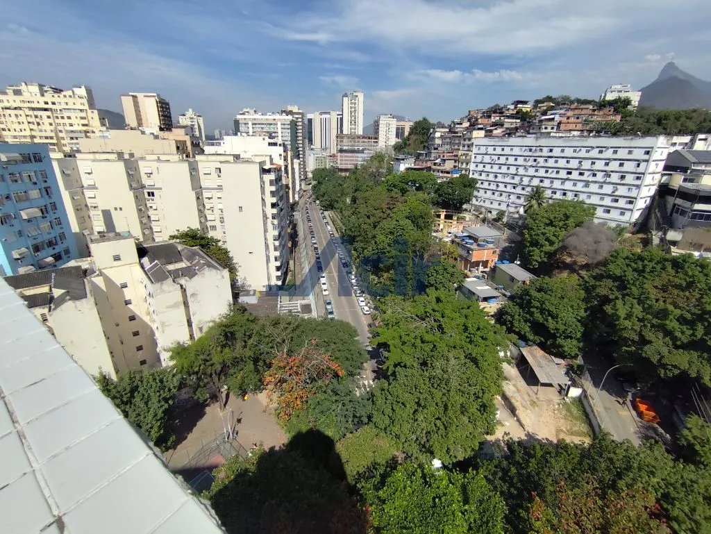 3-bedroom apartment with balcony and city view — photo 30
