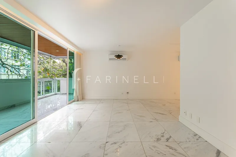 Glass-enclosed balcony in a 3-bedroom apartment, 136 m² — photo 12