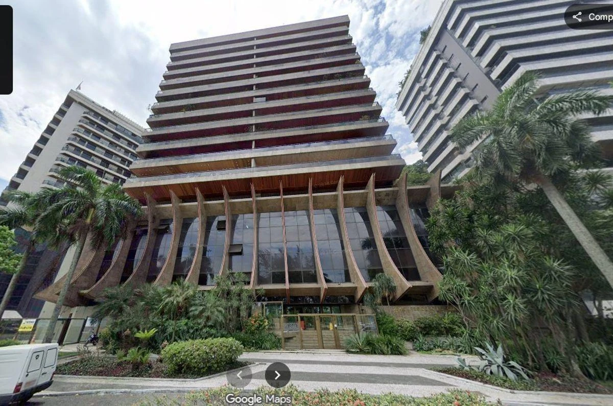 Unfurnished 380 m² apartment with 4 bedrooms and building pool