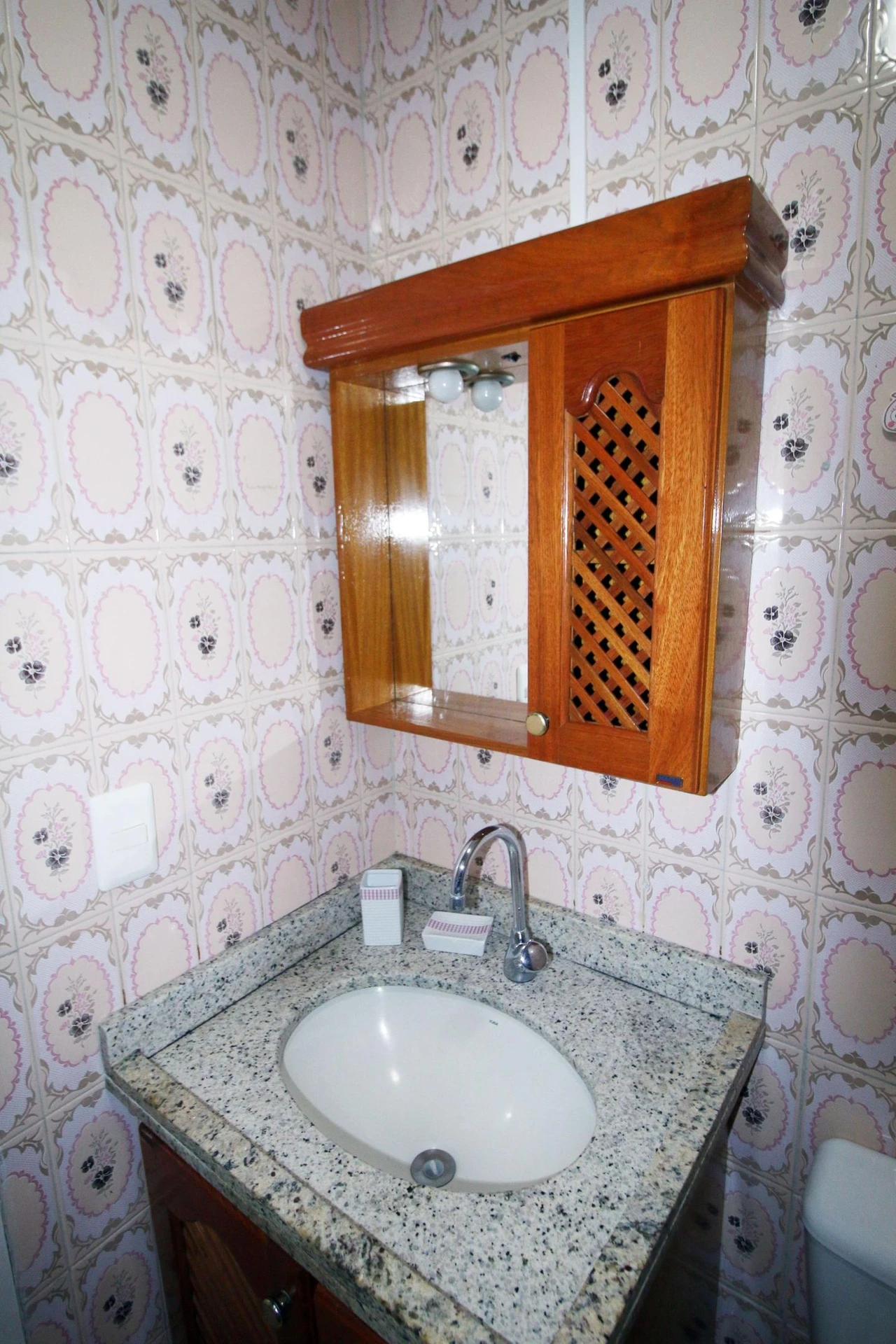 Furnished 2-bedroom apartment with 1 bathroom and glass shower — photo 6