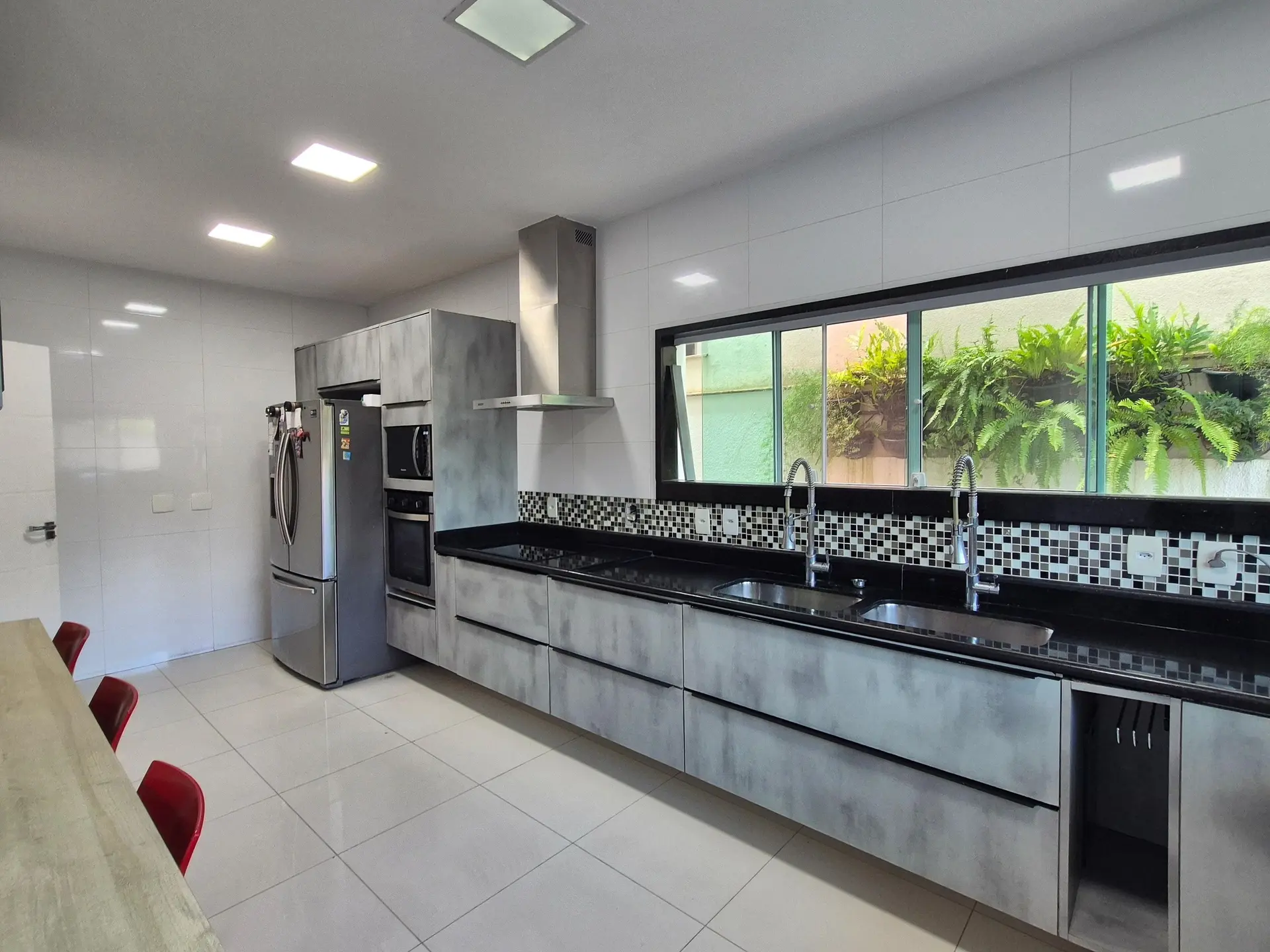 5-bedroom house with floor-to-ceiling windows — photo 14