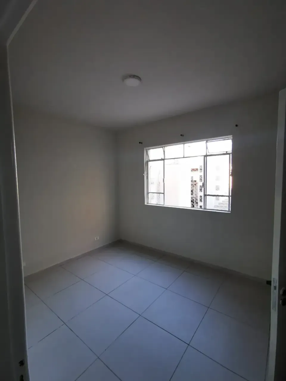 1-bedroom apartment with balcony and 32 m² — photo 4