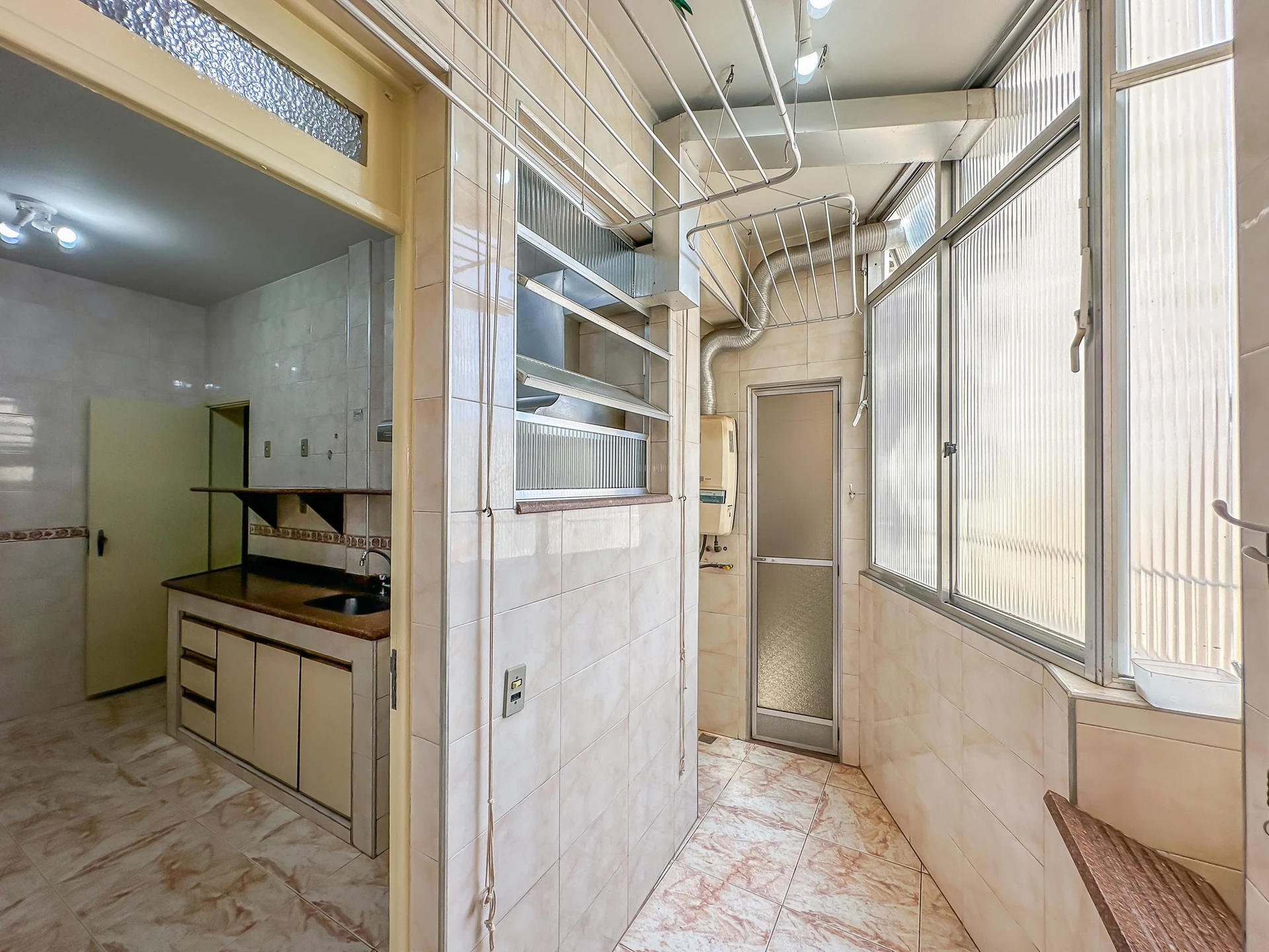 140 m² apartment with a jacuzzi and a bathtub — photo 56