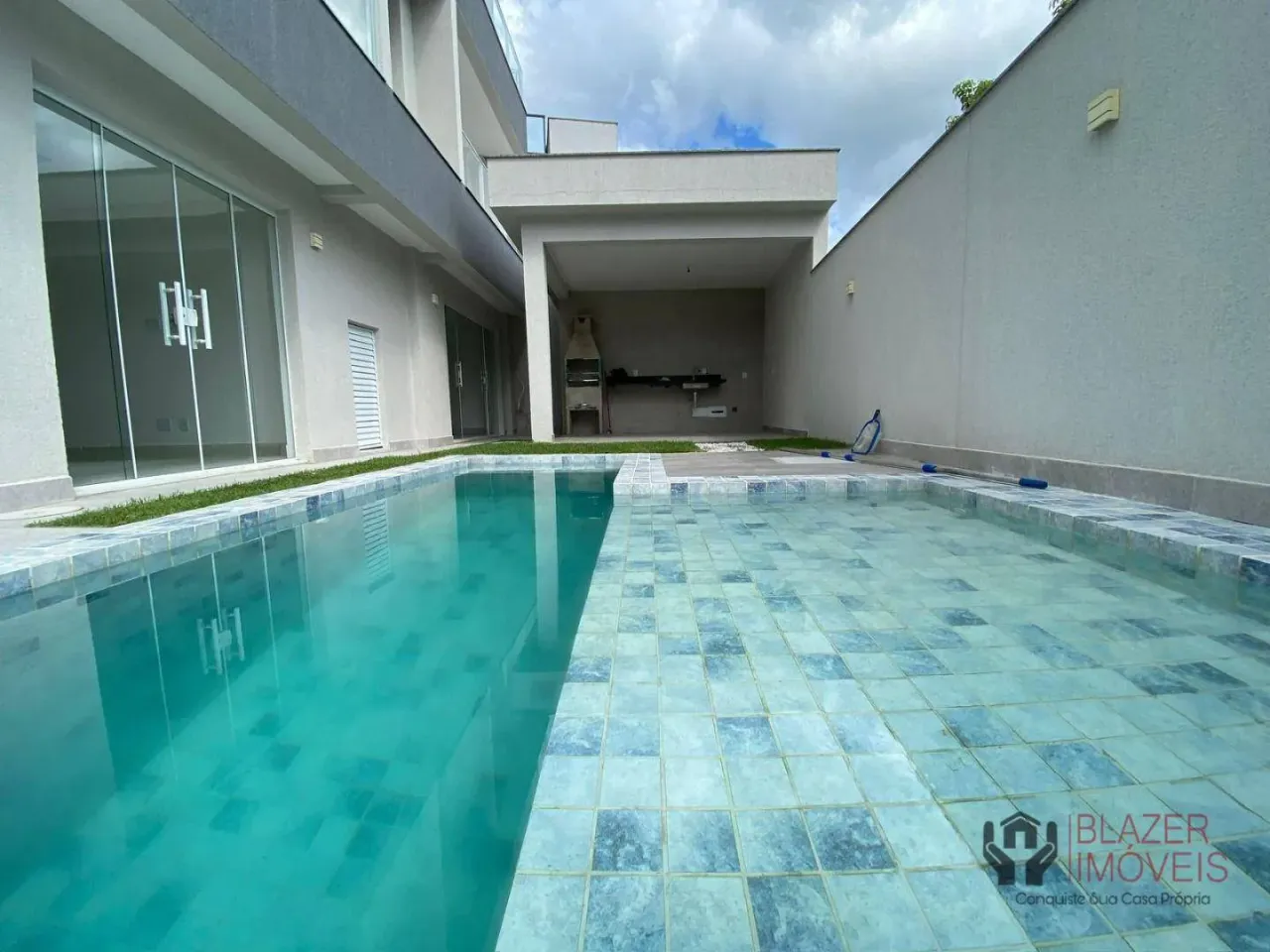 Casa com 4 dormitórios e 220 m² com varanda e churrasqueira — photo 6