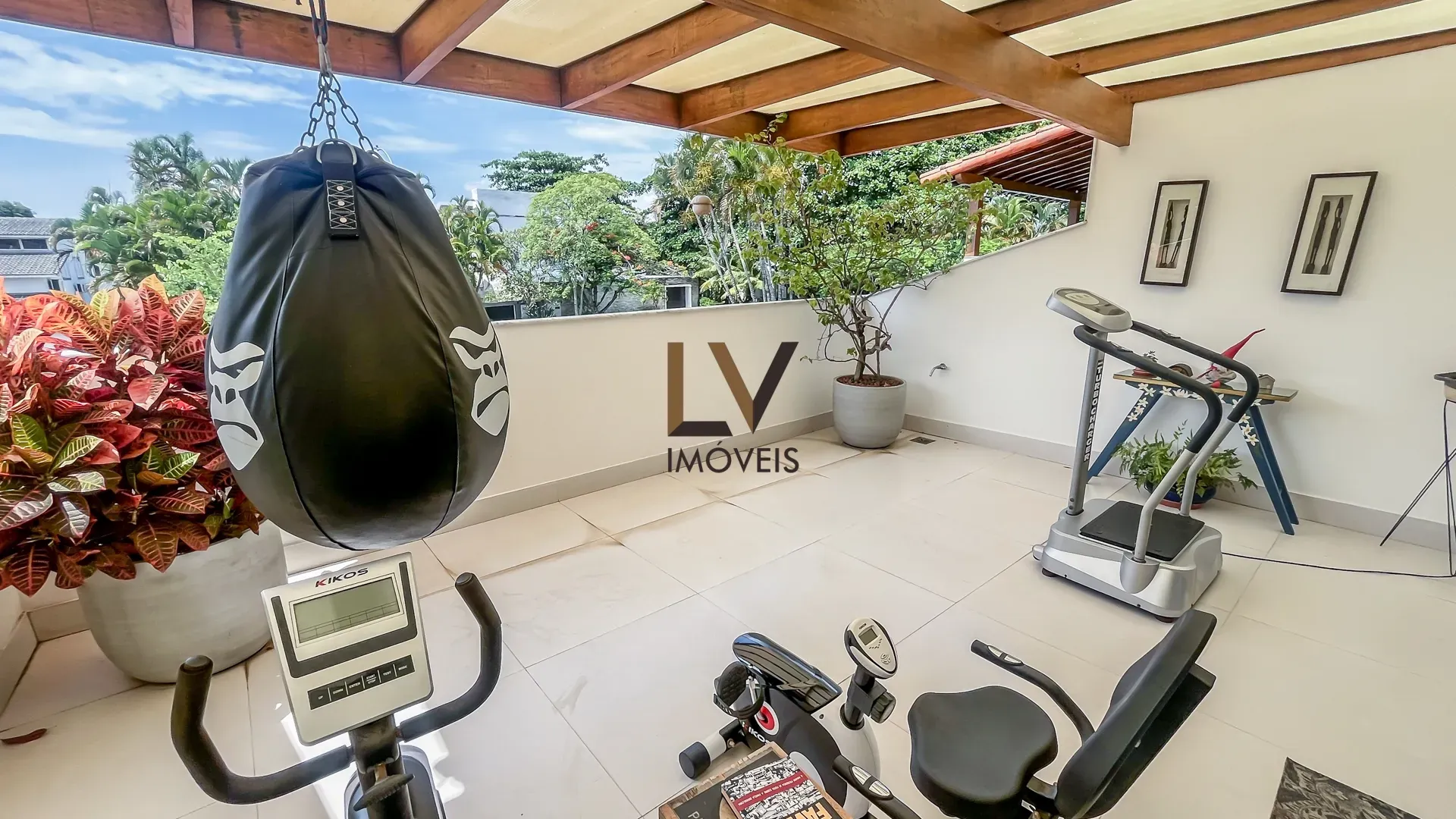 Furnished house with open-plan kitchen, 4 bedrooms and 5 baths — photo 39
