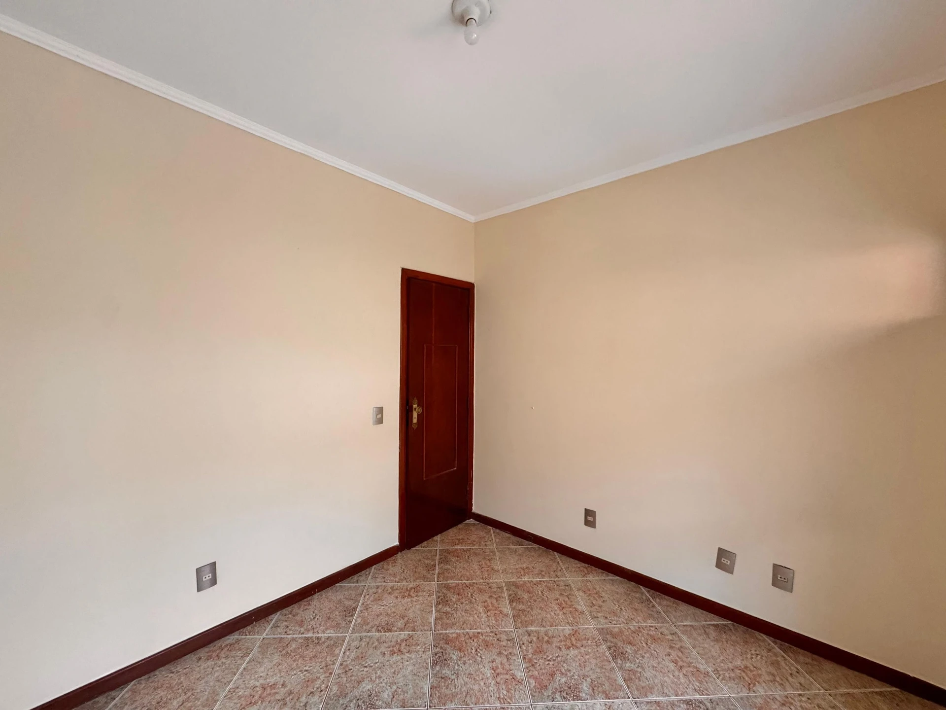 Unfurnished 3-bedroom apartment with enclosed balcony — photo 28