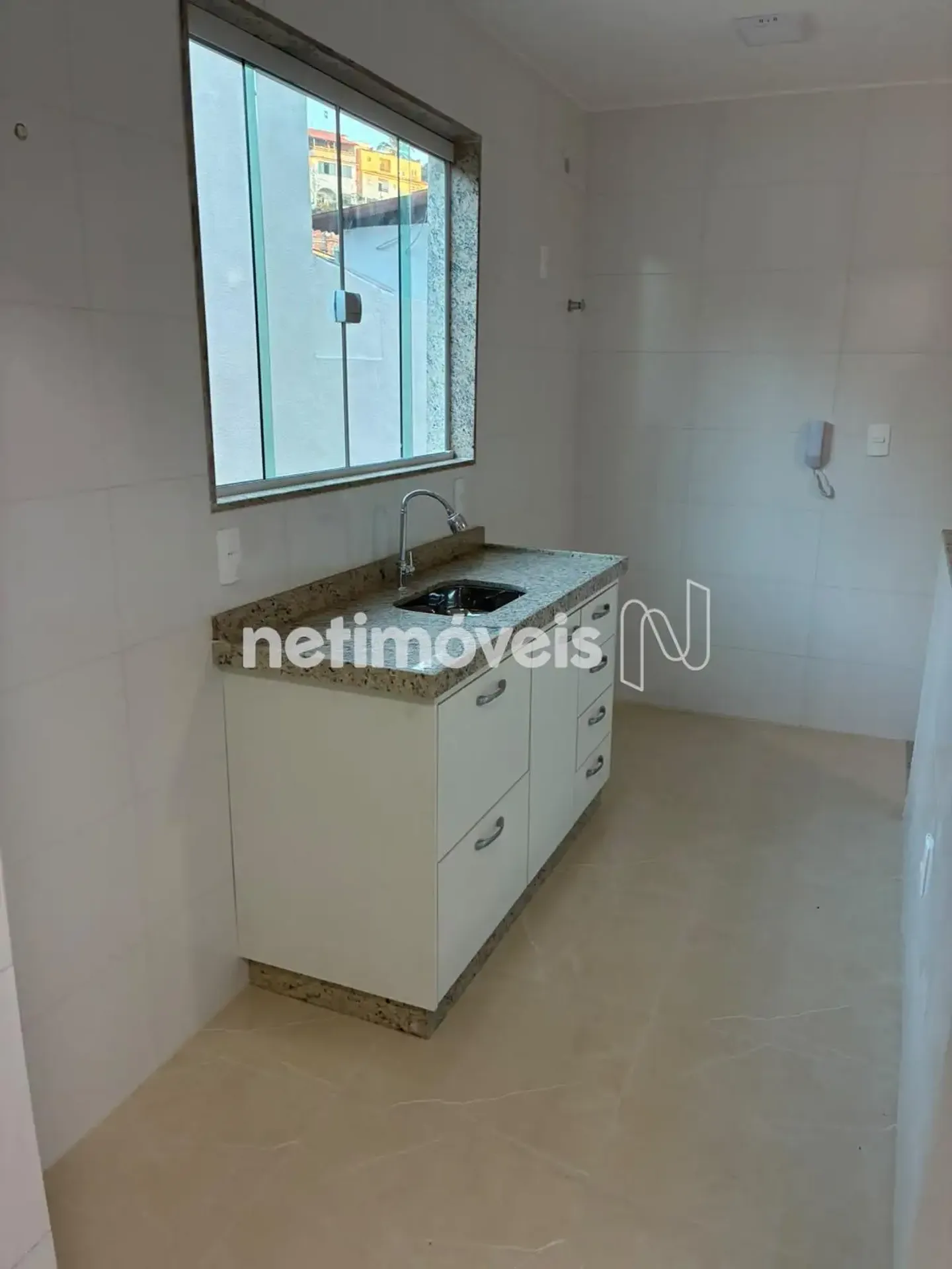 Ground-floor 1-bedroom apartment with open-plan kitchen — photo 3
