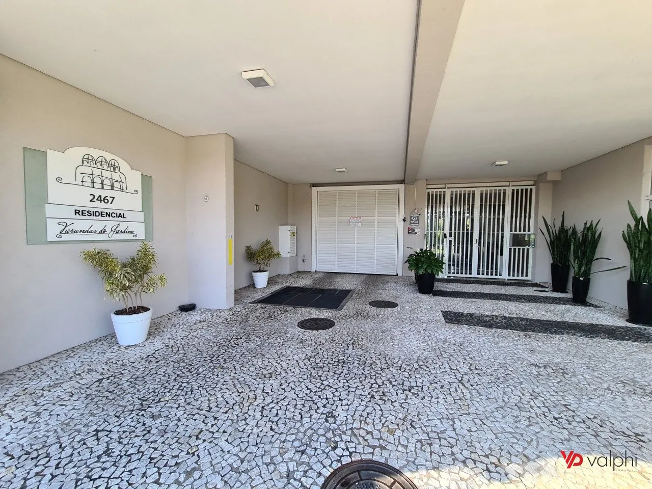 Furnished 2-bedroom apartment with enclosed balcony — photo 78