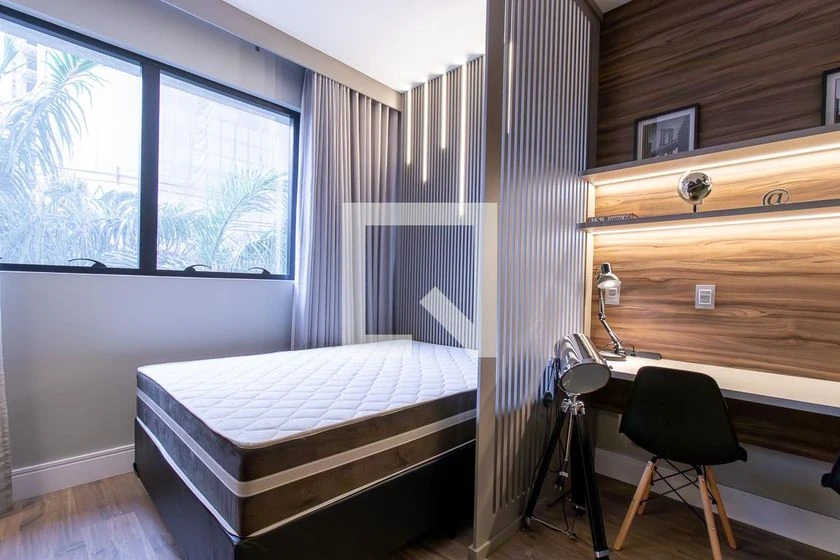 Studio de 1 quarto com box de vidro no banheiro