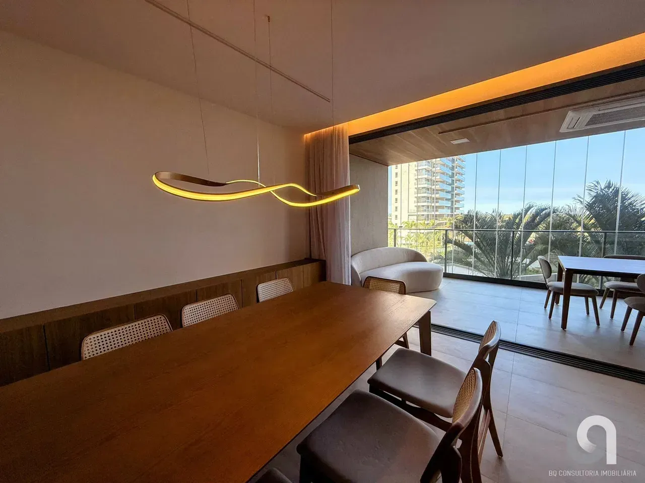 Apartamento com 4 dormitórios e 5 banheiros, 231 m² — photo 2