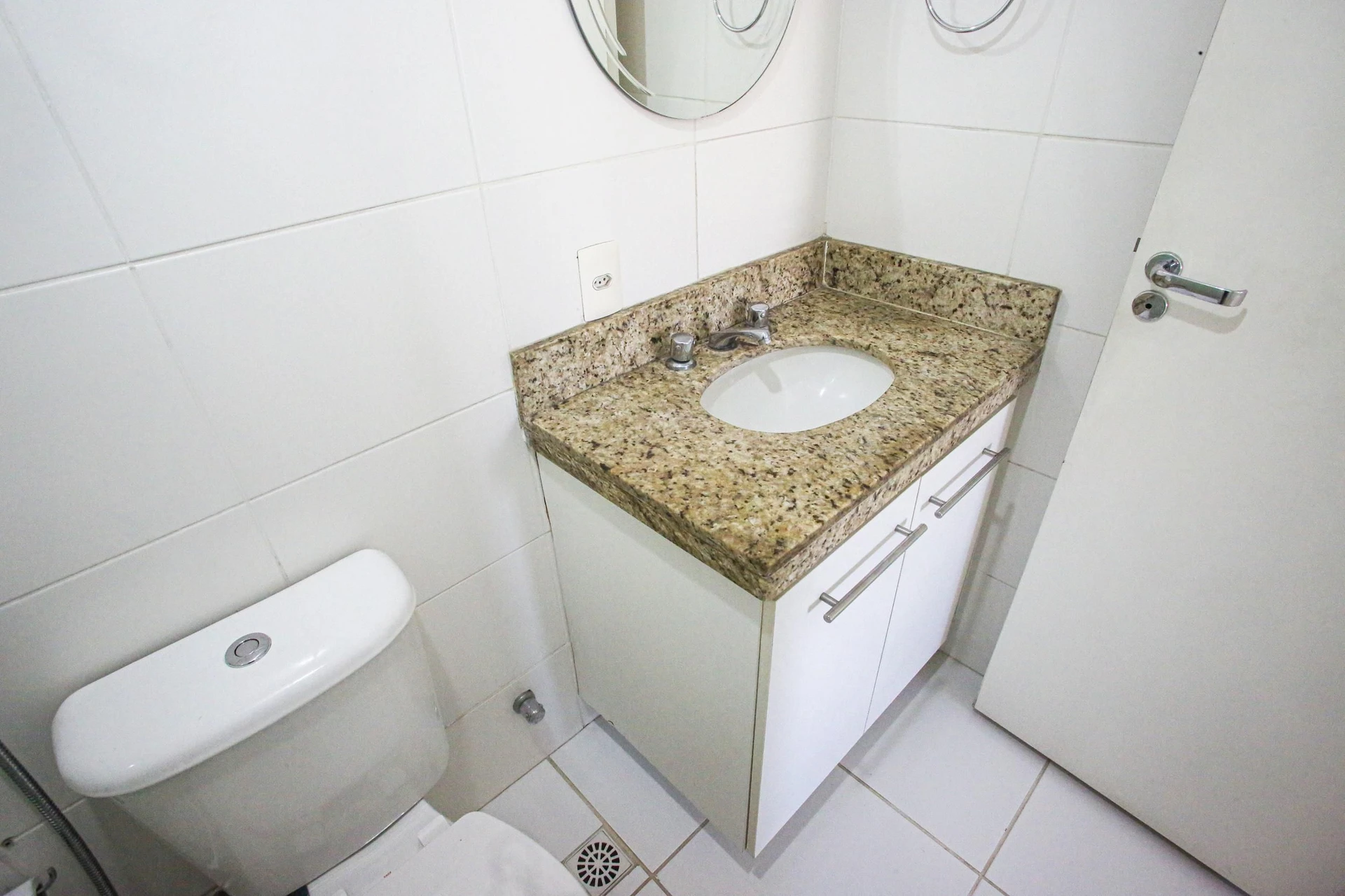 Glass-enclosed balcony in a 3-bedroom apartment, 131 m² — photo 22