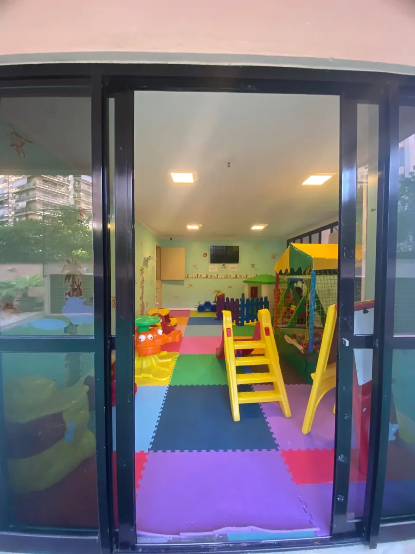 2-bedroom apartment in a building with a gym — photo 55