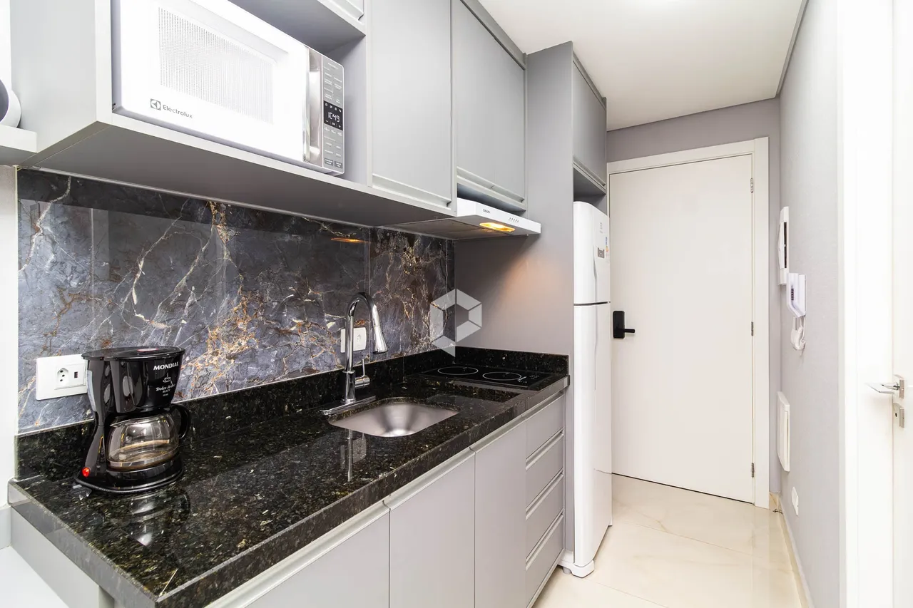 Furnished 1-bedroom apartment with open-plan kitchen — photo 7