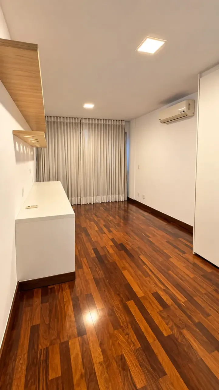 Wood or laminate floors in a 4-bedroom apartment, 260 m² — photo 9