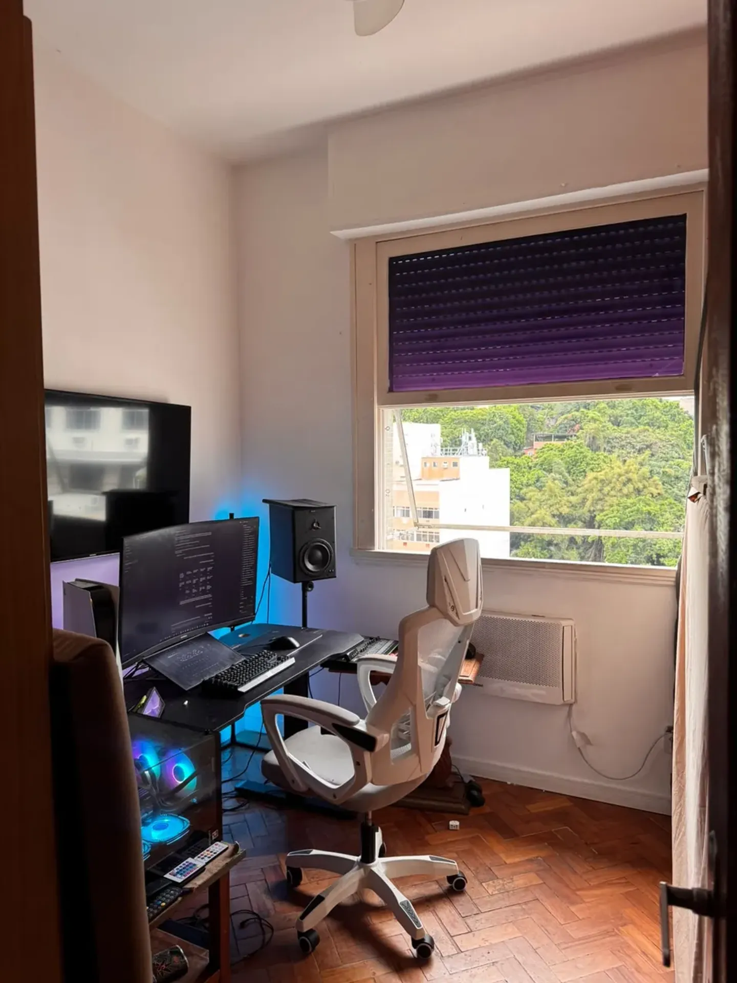 2-bedroom apartment with a mountain view — photo 14