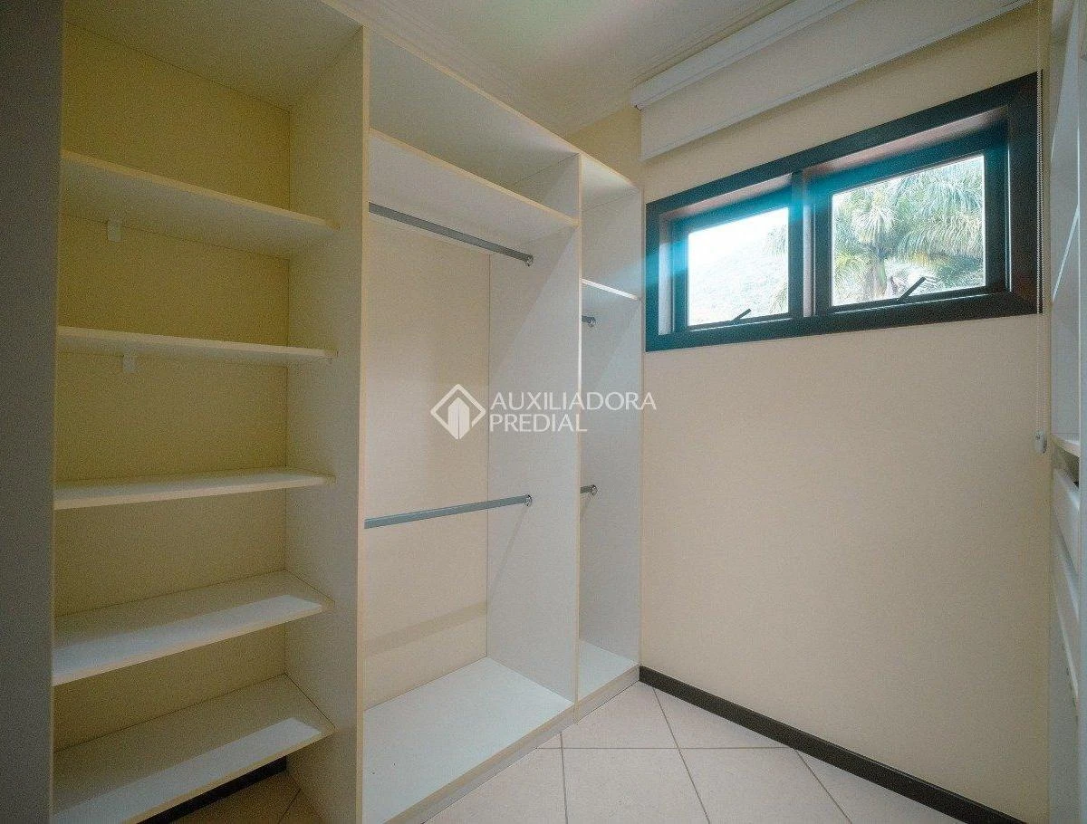 1723 m² house with a bathtub and a grill on the balcony — photo 16