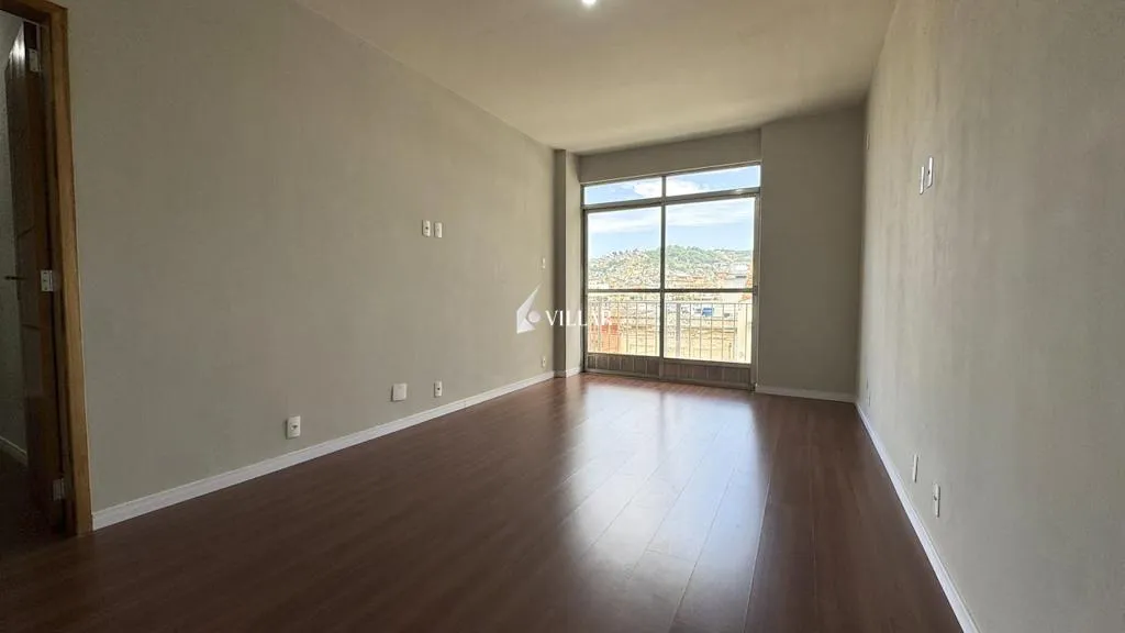 Wood or laminate floors in a 3-bedroom apartment, 80 m² — photo 8