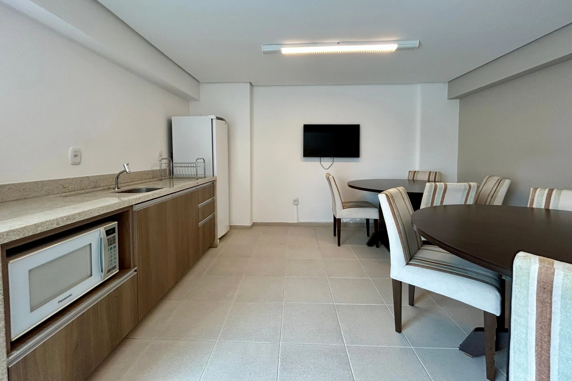 2-bedroom apartment in a building with a gym — photo 13