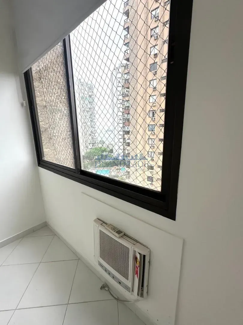 Glass-enclosed balcony in a 4-bedroom apartment, 197 m² — photo 36