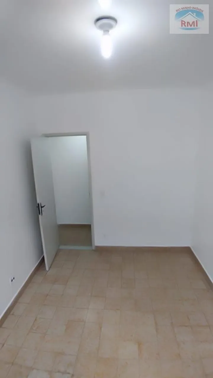 3-bedroom rental apartment with a glass-enclosed shower — photo 11