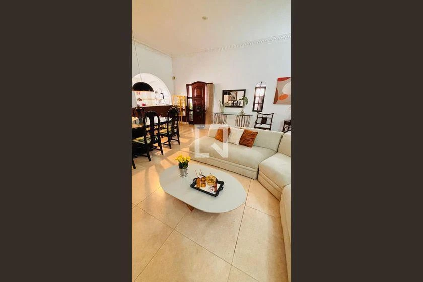 Casa 608 m² com 7 quartos e 3 suítes