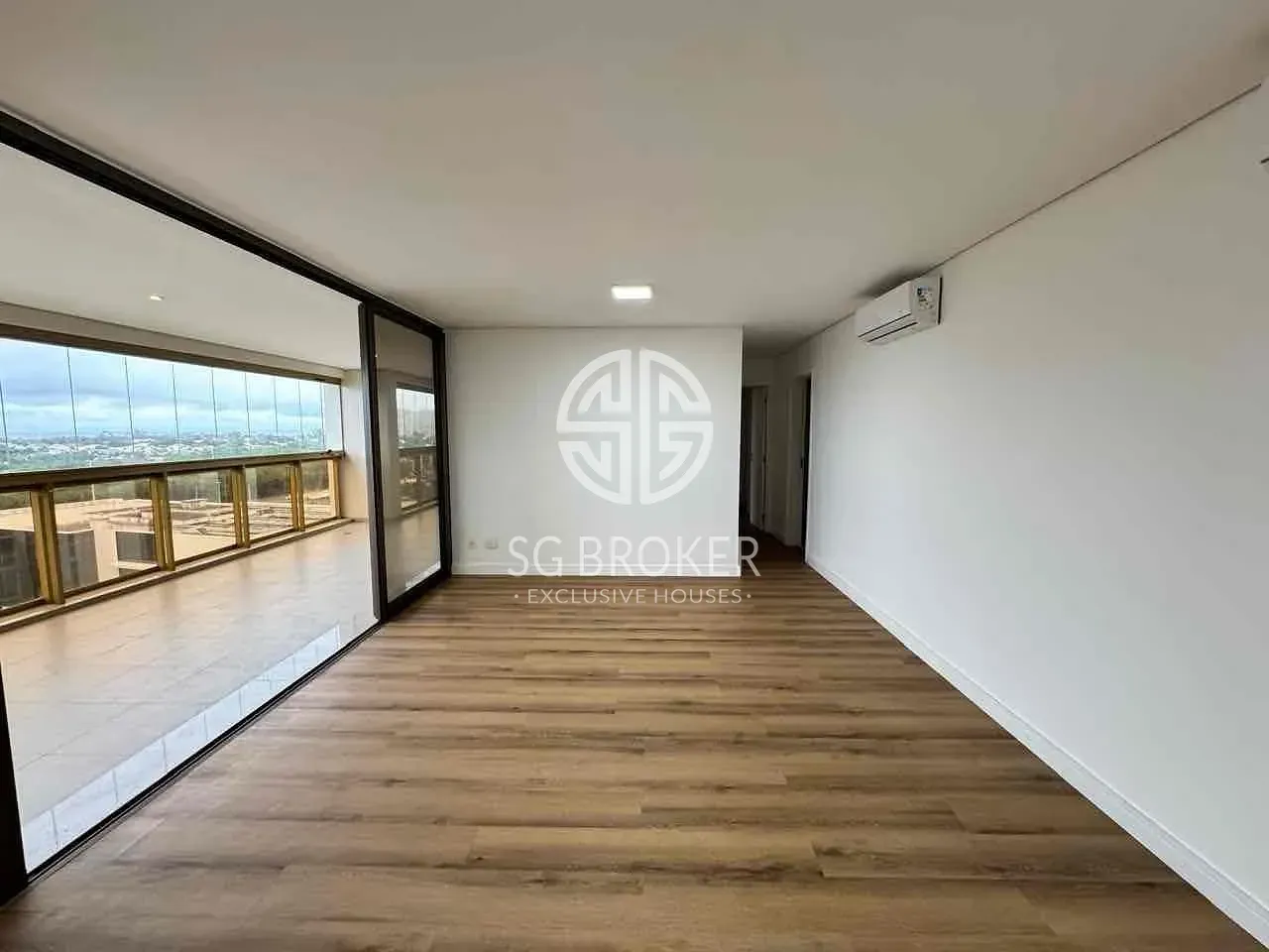 Apartment with views of the city and mountains — photo 13