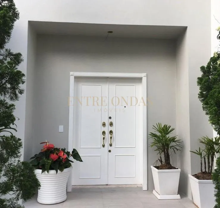 Walk-in closet in a 5-bedroom house, 400 m² — photo 18